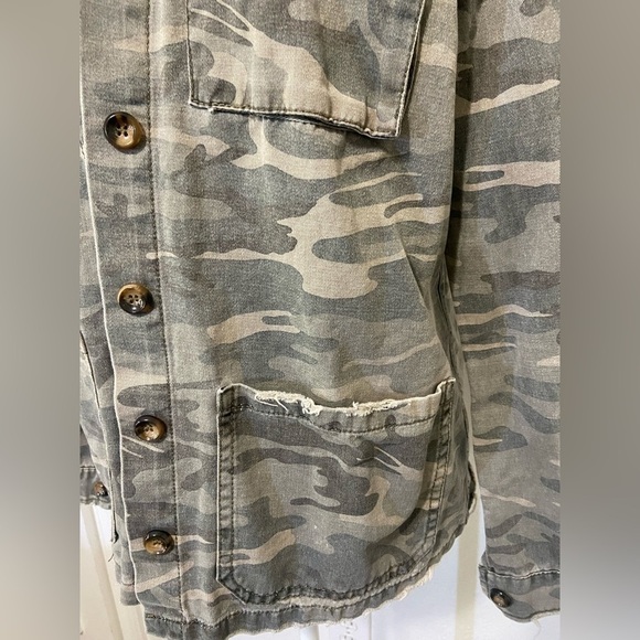 Mustard Seed women's medium distressed cargo pocket button down shacket EUC - Picture 3 of 10